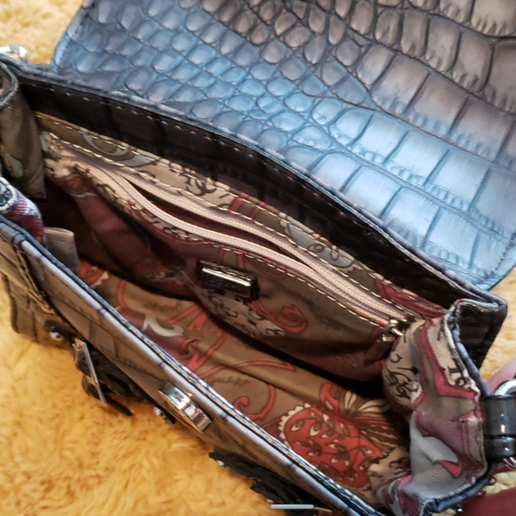 Guess small crossbody purse - Picture 3 of 4